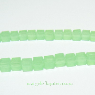 Margele sticla, imitatie jad verde, cubice cu muchii tesite, 4.4x4.5mm