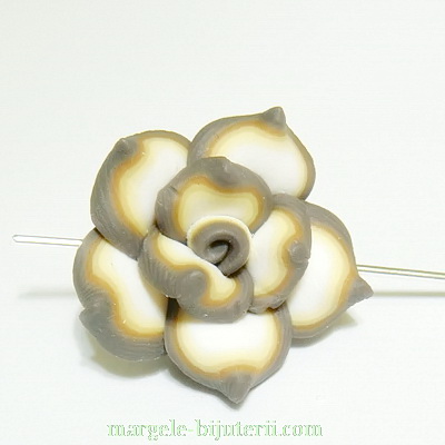Margele polymer, floare maro-gri cu alb, 20x20x10mm