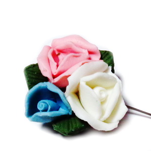 Margele/cabochon portelan, 3 flori alba, roz si bleu, 27~28x27~28x16~17mm