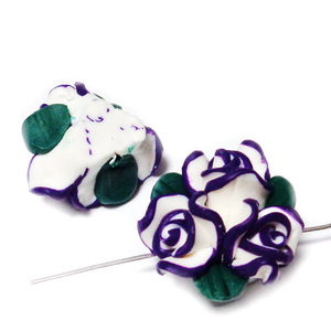 Margele polymer, buchet 3 flori albe cu violet, 22-23mm