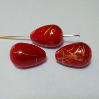Margele plastic lacrima rosii cu auriu 15x10 mm