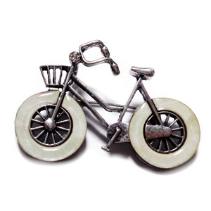 Pandantiv/brosa argintiu antichizat cu sidef, bicicleta 52x37mm