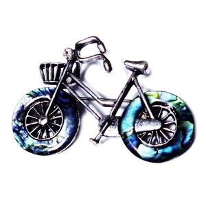 Pandantiv/brosa argintiu antichizat cu scoica paua, bicicleta 52x37mm
