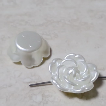Cabochon/margele acrilice, perlate, albe, floare 17~20x8mm, baza 10mm