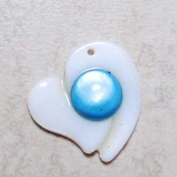 Pandantiv sidef alb, inima 27x25.5x6mm, cabochon bleu de 10mm