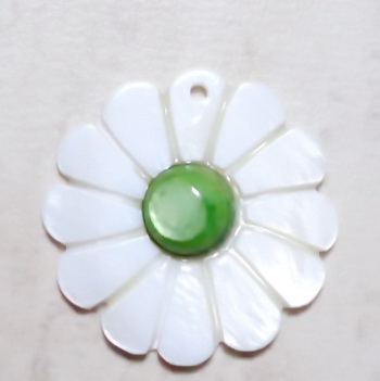 Pandantiv sidef alb, floare 30x5~6mm, cabochon verde de 10mm