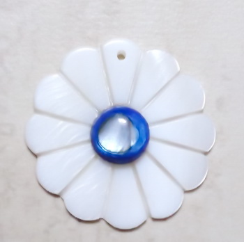 Pandantiv sidef alb, floare 30x5~6mm, cabochon albastru de 10mm
