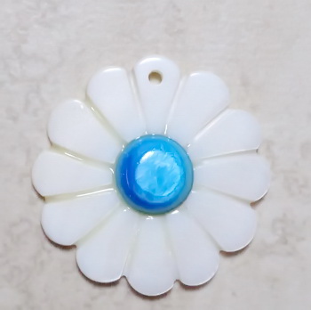 Pandantiv sidef alb, floare 30x5~6mm, cabochon bleu de 10mm
