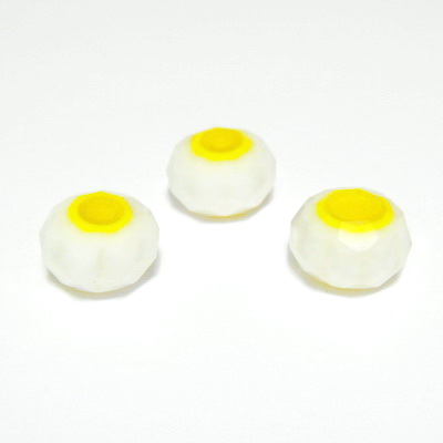 Margele sticla, lampwork, fatetate, albe cu interior galben, 8x5 mm