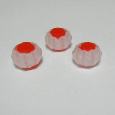 Margele sticla, lampwork, fatetate albe cu interior rosu, 8x5 mm