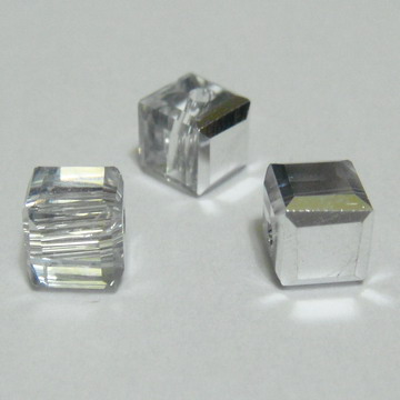 Margele sticla argintii-semitransp., cubice cu muchii tesite, 4x4mm