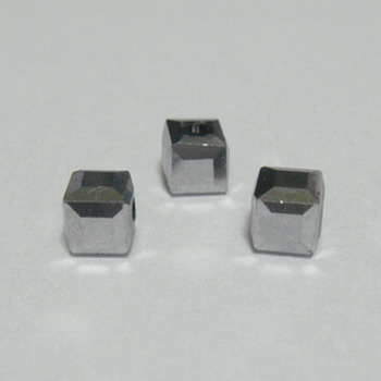 Margele sticla argintii-gri, cubice cu muchii tesite, 4.5x4.5mm