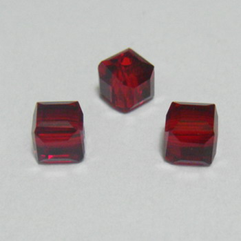Margele sticla rosu-inchis, cubice cu muchii tesite, 4x4mm