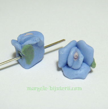 Margele portelan, trandafir albastru deschis, 9x7mm