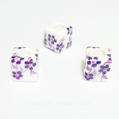 Margele portelan, albe cu flori violet, cubice,  10x10x10mm