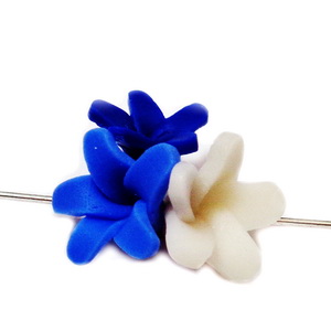 Margele polymer, 3 flori, albastru-alb 18~20x18~19x11~14mm