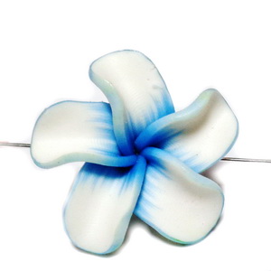 Margele polymer, floare plumeria alba cu albastru, 30x8mm 1 buc