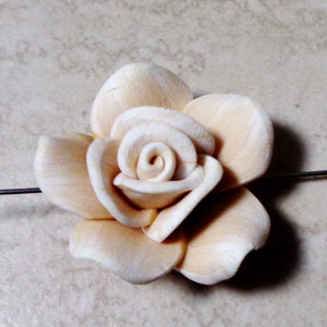 Margele polymer, floare alba cu caramel, 28~30x14~17mm 1 buc