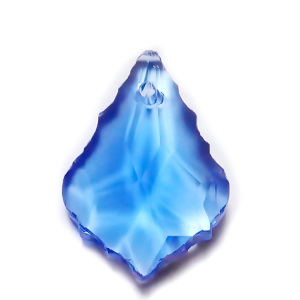 Pandantiv sticla, albastru deschis, fatetat, frunza 22x15.5x8.5mm