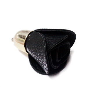 Pandantiv  imitatie piele neagra cu capac sintetic auriu, floare 42.5~44.5x25~28mm