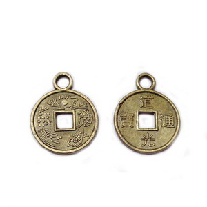 Monede feng shui / banuti norocosi, pandantiv culoare bronz , 12x10x0.6mm, orificiu 2.5x2.5mm