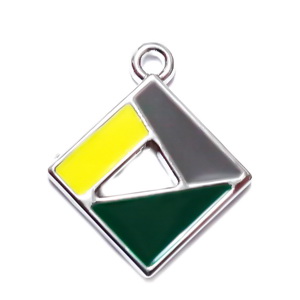 Pandantiv plastic placat argintiu cu email galben si verde, romb 27x23x2mm