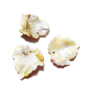 Frunzulita plastic, imitatie agata alb cu bej, 25x24x5.5mm 1 buc