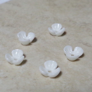 Flori plastic alb, sidefate, 6x6x2.5mm 1 buc