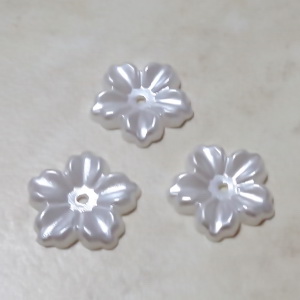 Floare cu 5 petale, plastic ABS, imitatie perle plastic, alba, 12x13x1.5mm