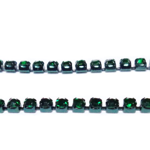 Margele montee rhinestone, insiruite, sticla verde smarald pe baza verde, 2x2mm 1 m
