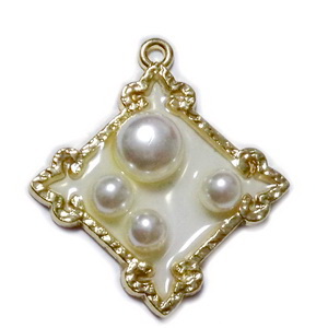 Pandantiv auriu cu rasina epoxidica, cu perle in interior, 30x33x6mm 1 buc