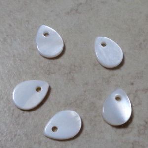 Pandantiv sidef alb, lacrima  8~9x6~7x1.5mm 1 buc