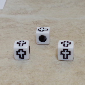 Margele plastic albe, cubice, cu cruciulite negre, 6x6x6mm 10 buc