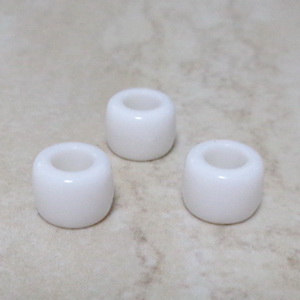 Margele plastic, alb, 8x6mm, orificiu 4 mm 1 buc