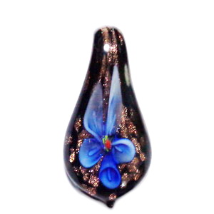 Pandantiv Murano negru cu floare albastra, cu glitter auriu, lacrima 50~52x27x12mm 1 buc