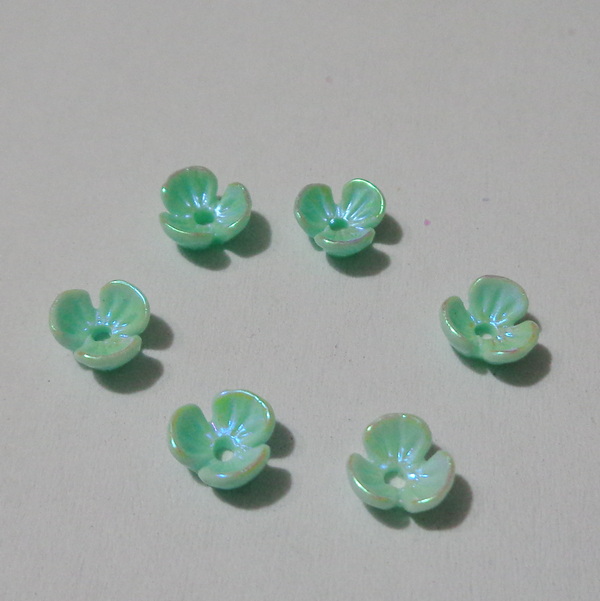 Flori plastic verde deschis, placat multicolor, 6x6x2.5mm 1 buc