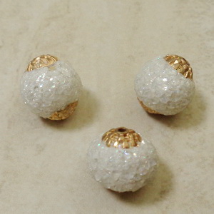 Margele indoneziene albe cu accesorii aurii,  15~15.5x14~15mm 1 buc