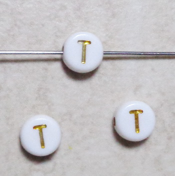 Margele plastic alb cu auriu 7x4mm, litera T 1 buc