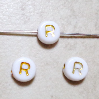 Margele plastic alb cu auriu 7x4mm, litera R