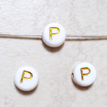 Margele plastic alb cu auriu 7x4mm, litera P 1 buc