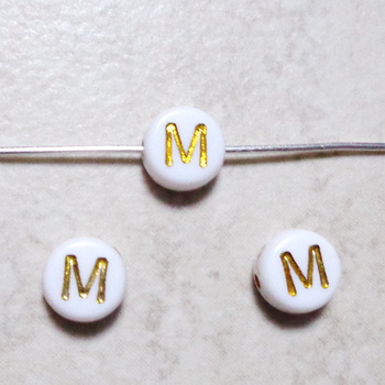 Margele plastic alb cu auriu 7x4mm, litera M