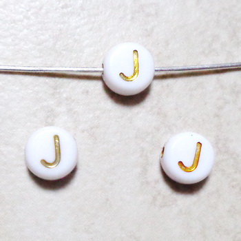 Margele plastic alb cu auriu 7x4mm, litera J 1 buc