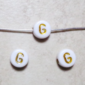 Margele plastic alb cu auriu 7x4mm, litera G 1 buc