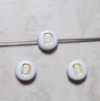 Margele plastic alb cu auriu 7x4mm, litera D 1 buc