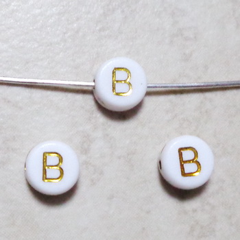 Margele plastic alb cu auriu 7x4mm, litera B 1 buc