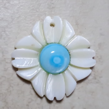 Pandantiv sidef alb, floare  29~30x29~30x5~6mm cu cabochon blei de 10mm