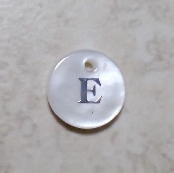 Pandantiv sidef alb, cu litera E, 13x2mm 1 buc