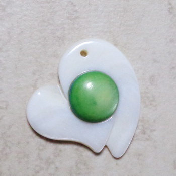 Pandantiv sidef alb, inima 27x25.5x6mm, cabochon verde de 10mm 1 buc