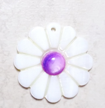 Pandantiv sidef alb, floare 30x5~6mm, cabochon mov de 10mm