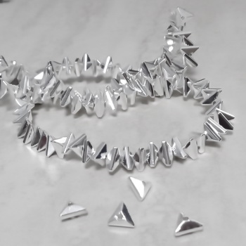 Hematite nemagnetice, placare argintiu deschis, triunghi 6~7x3.5mm 